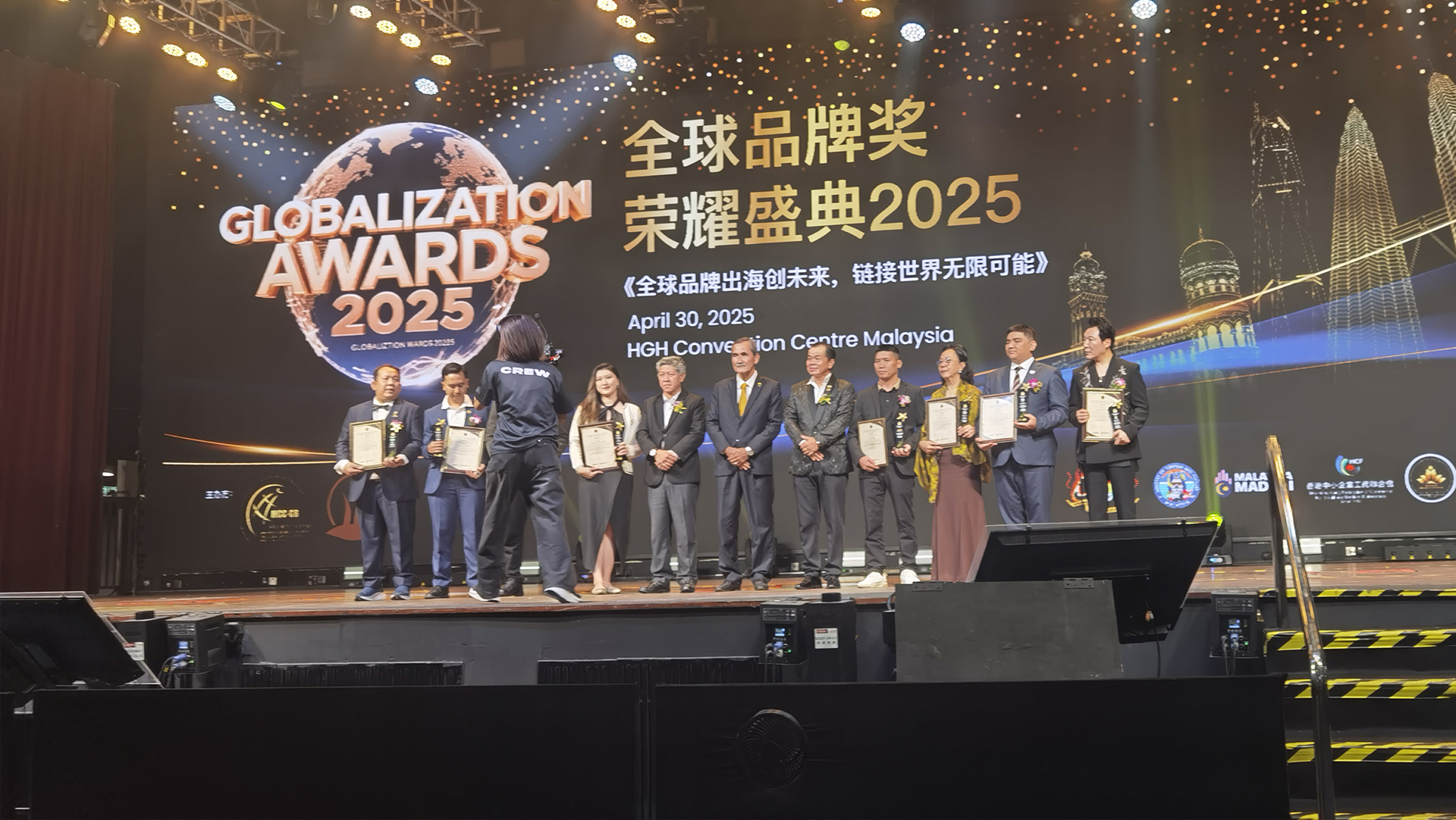 小鸟体育家居荣获2025国际健康睡眠科技金奖 科技睡眠方案闪耀马来西亚荣耀盛典